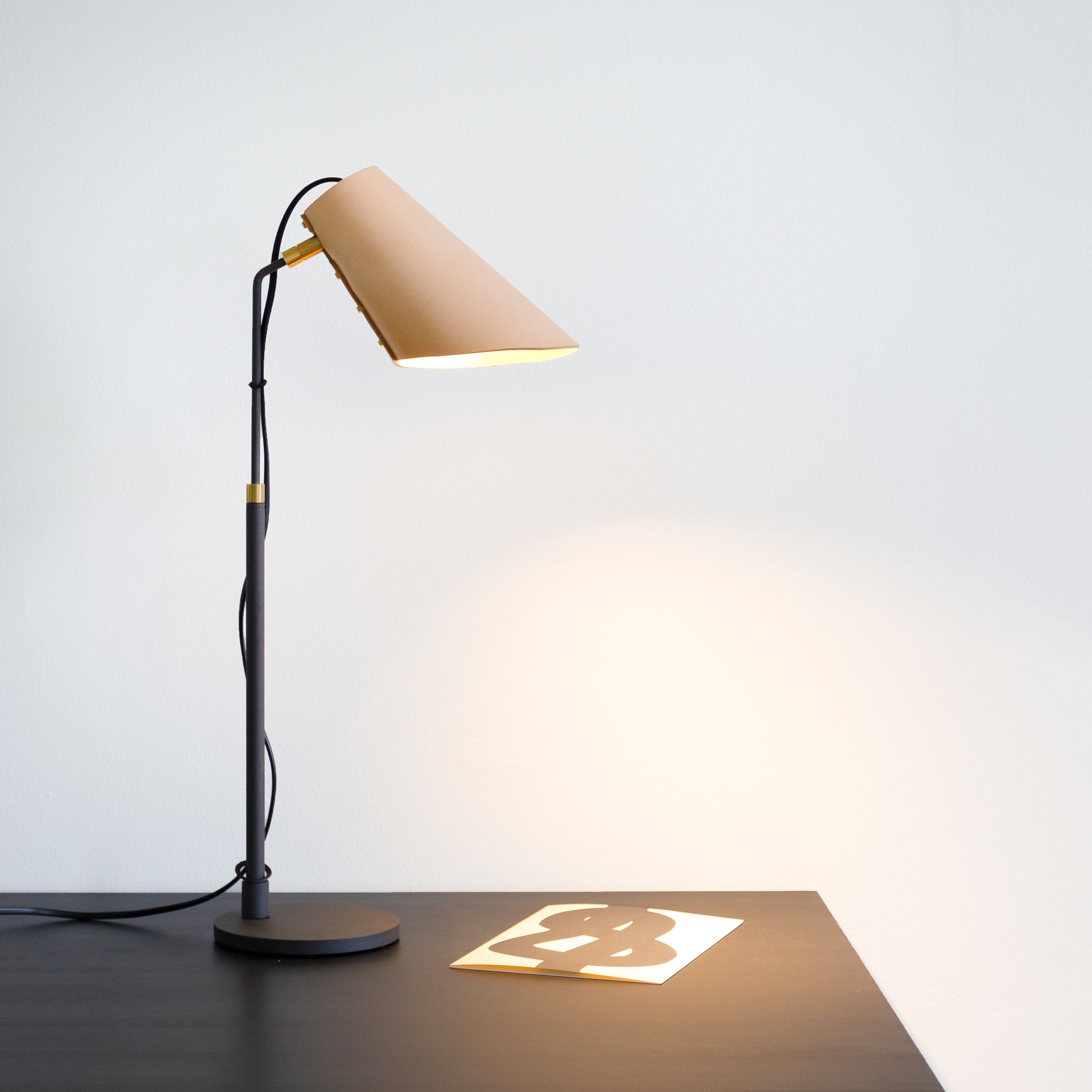 Skrivbordslampa med läderskärm