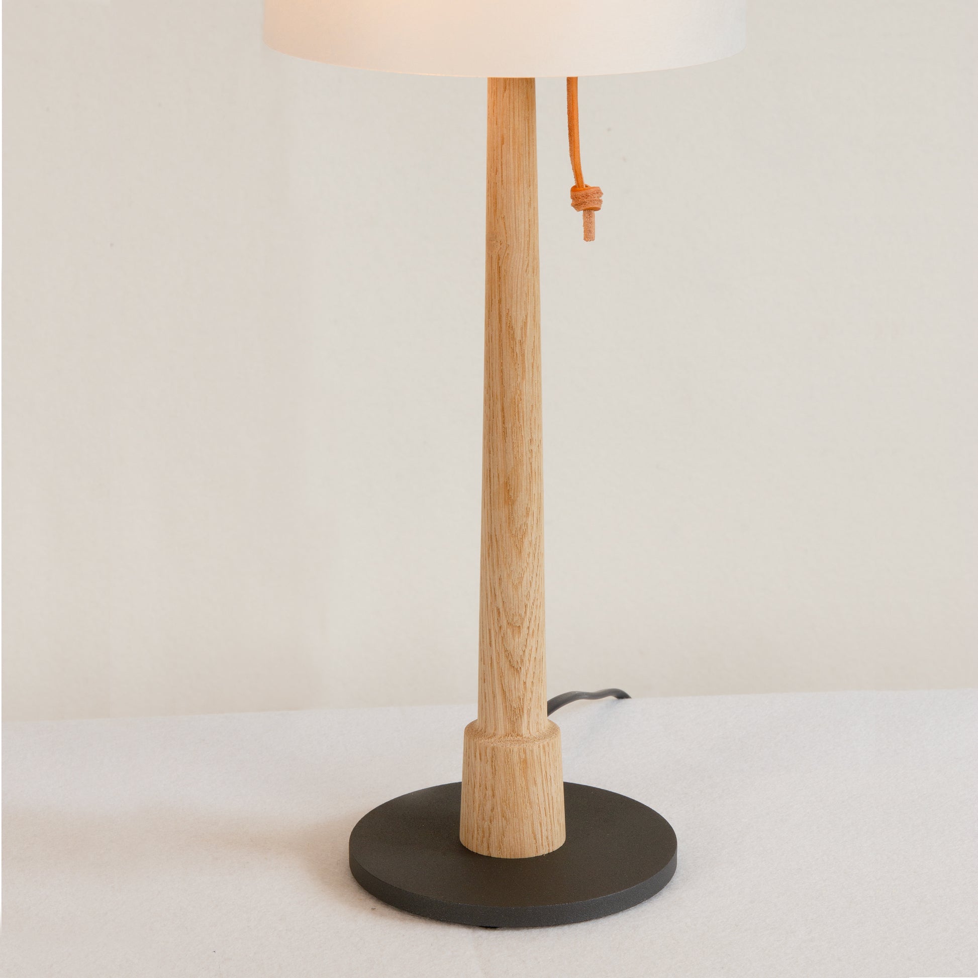 Gadd bordslampa med stativ i ek, närbild